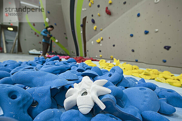 Nahaufnahme von Klettergriffen an der Indoor-Kletterwand