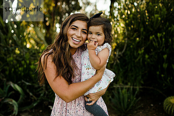 Mutter und einjährige Tochter lächeln in San Diego in die Kamera
