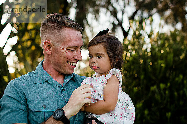 Nahaufnahme eines Militärvaters  der seine kleine Tochter in San Diego hält