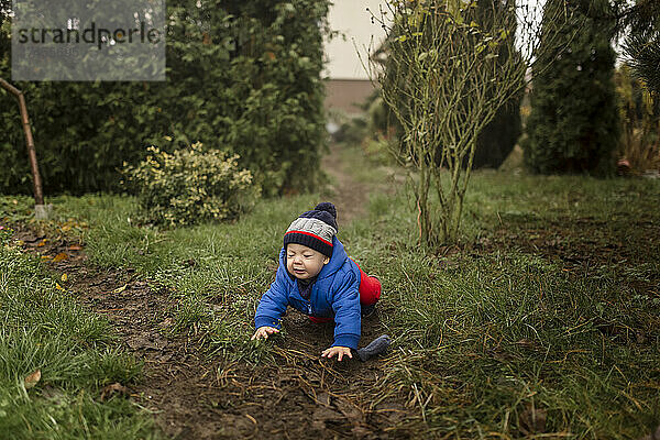 Kleinkind stürzt auf wildem Weg im Garten herunter