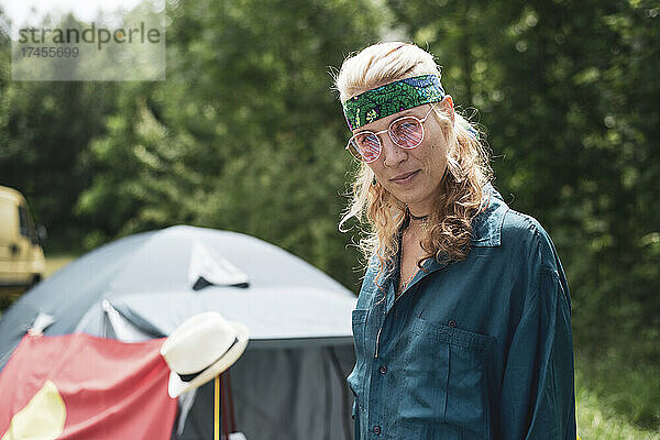 Böhmische Hippie-Frau mit Lennon-Brille  Bandana-Festival-Camping