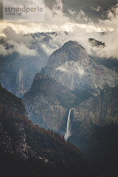 Wolken und Bridal Veil Falls aus Tunnel View  Yosemite-Nationalpark