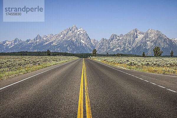 Blick auf die Autobahn bei einer Fahrt im Grand-Teton-Nationalpark  Wyoming.
