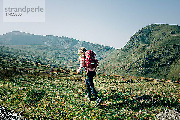 Mädchen beim Wandern auf einem Berg im Snowdonia-Nationalpark  Wales
