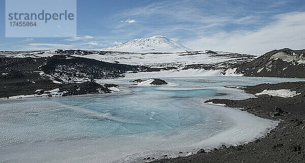 Ein zugefrorener See am Kap Royds in der Antarktis mit dem Mount Erebus dahinter