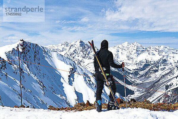 Mann mit Skiern am Summit Extreme Ski Concept