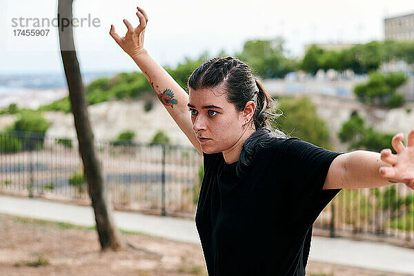Frau trainiert Kung-Fu in einem Park