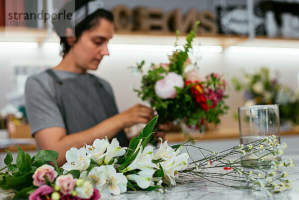 Florist bereitet einen Blumenstrauß für einen Kunden vor