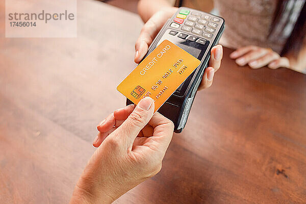 Zeitpunkt der Zahlung mit Kreditkarte über das Terminal