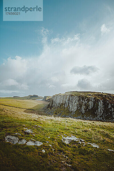 Eine weite Landschaft entlang des Hadrianswalls im Vereinigten Königreich.