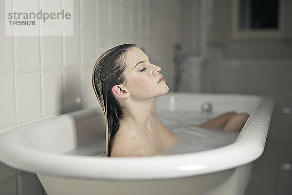 schöne Frau in einer Vintage-Badewanne
