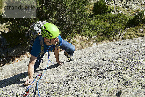 Mann klettert in Panticosa  Tena-Tal  Provinz Huesca  Spanien.