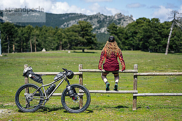 Frau genießt mit dem Mountainbike die Natur und übt Bikepacking