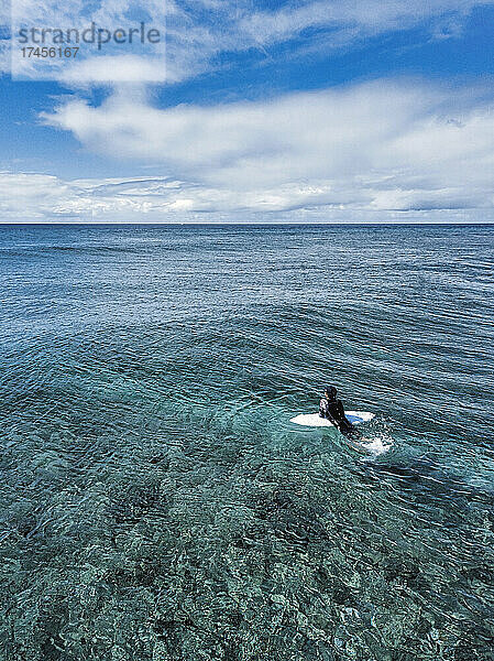 Surfer auf der Insel Thulusdhoo  Malediven