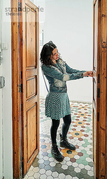 Frau untersucht die Tür einer Mietwohnung
