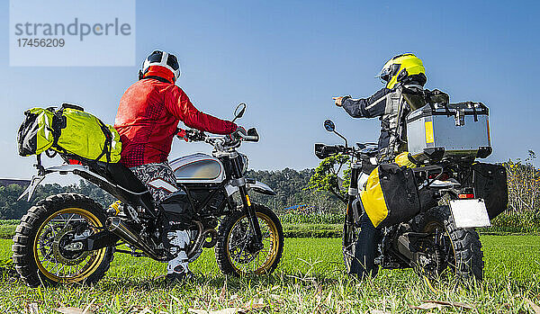 Zwei Männer unterwegs auf ihren Motorrädern in Nordthailand