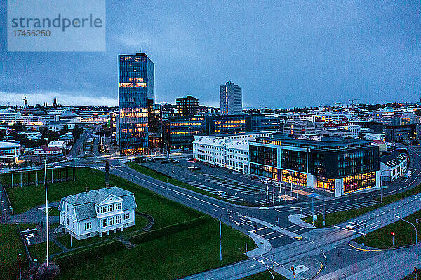 Das historische Gebäude Höfði und die Skyline von Reykjavik