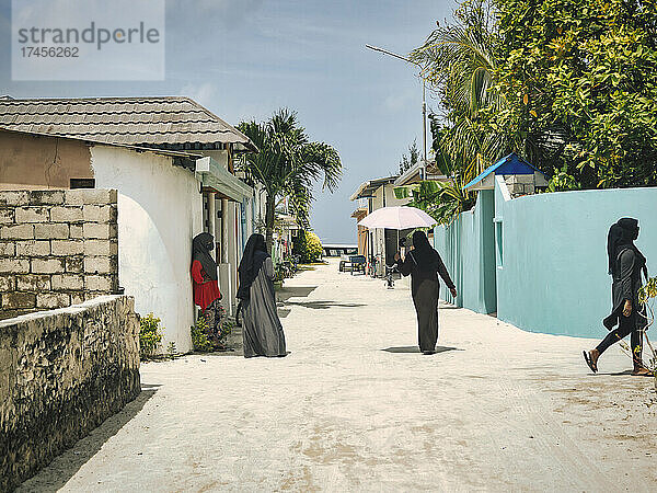 Sonnige Straße auf der Insel Huraa  Malediven