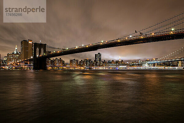 Die Skyline von Lower Manhattan von Brooklyn aus gesehen