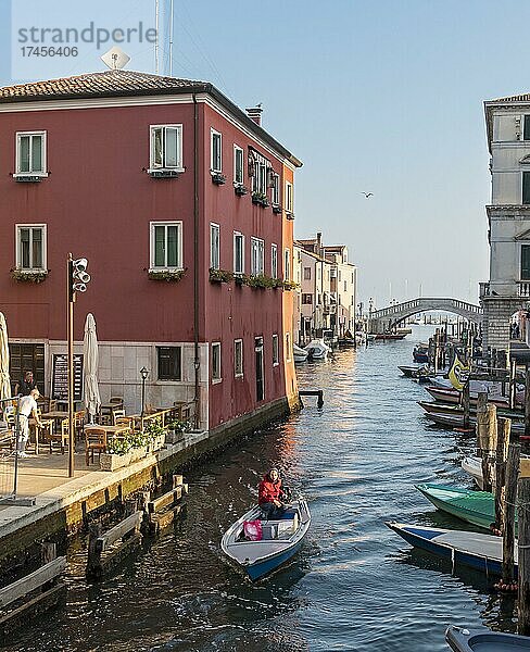 Motorboot auf dem Canal Vena  Chioggia  Venedig  Italien  Europa