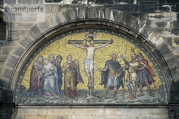 Mosaik mit Darstellung der Kreuzigung von Jesus über dem Portal vom St.-Petri-Dom  Bremen  Deutschland  Europa