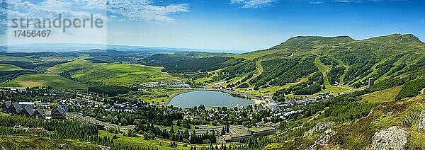 Blick auf den Lac des Hermines und den Wintersportort Super-Besse in der Auvergne  regionaler Naturpark der Vulkane  Departement Puy de Dome  Auvergne Rhone Alpes  Frankreich  Europa