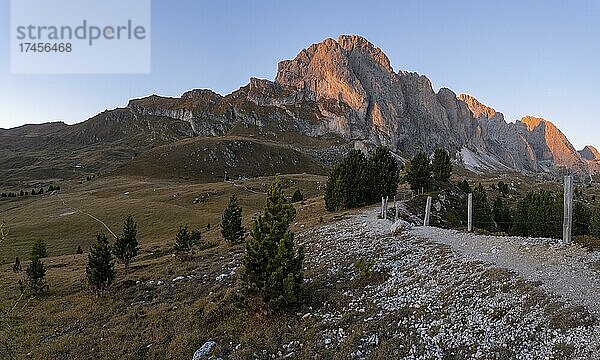 Sonnenuntergang vor Saß Rigais  Geislergruppe  Geislerspitzen  Naturpark Puez-Geisler  Südtirol  Dolomiten  Italien  Europa