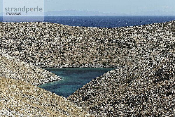 Blauer See  Meeresbucht in steiniger Landschaft  Vathia Bay  südliche Halbinsel Mani  Lakonien  Peloponnes  Griechenland  Europa