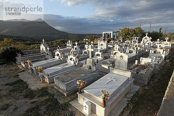 Friedhof im Dorf Itilo  Itylo  Morgenlicht  Halbinsel Mani  Lakonien  Peloponnes  Griechenland  Europa