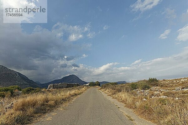 Einsame Straße im Taygetos-Gebirge  Ruine der osmanischen Burg Kelefa bei Itilo  Oitylo  Halbinsel Mani  Lakonien  Peloponnes  Griechenland  Europa