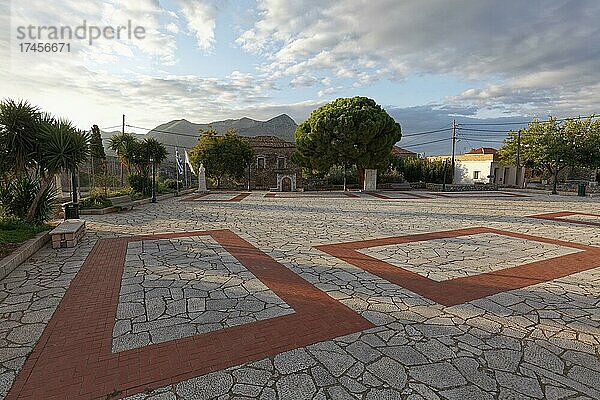 Dorfplatz von Itylo  Itilo  Steinplatten mit Grundrissen ehemaliger Häuser  Halbinsel Mani  Lakonien  Peloponnes  Griechenland  Europa