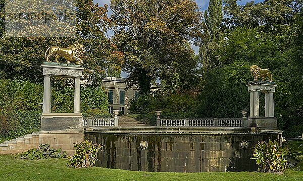 Der Schlosspark in Glienicke mit Löwentor  Kloster  Schloss und Rondell  Berlin  Deutschland  Europa