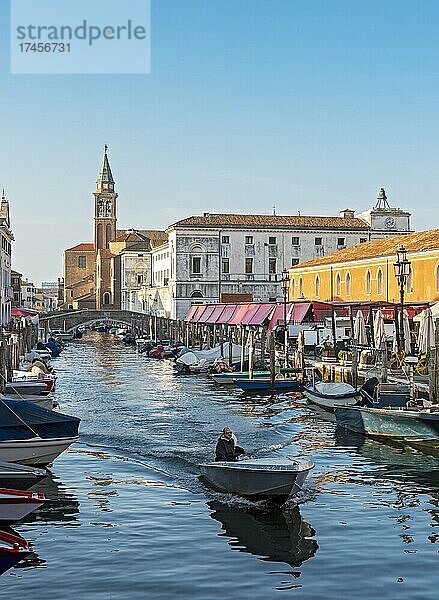 Motorboot auf dem Canal Vena  Chioggia  Venedig  Italien  Europa