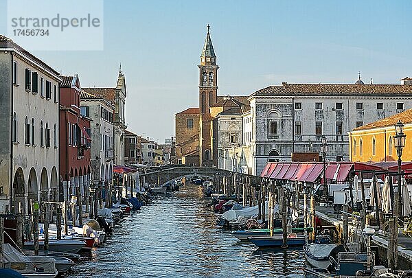 Kirche des Apostels Jakobus - San Giacomo Apostolo  und Canal Vena  Chioggia  Venedig  Italien  Europa