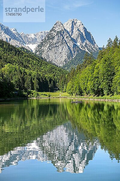 Berge spiegeln sich im See  Rießersee  hinten Gipfel Mittlere und Innere Höllentalspitze  Vorderer und Großer Waxenstein  Rieß  Garmisch-Partenkirchen  Wettersteingebirge  Werdenfelser Land  Alpen  Oberbayern  Bayern