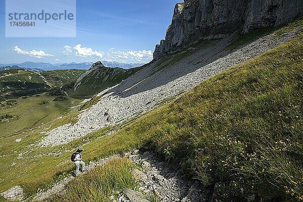 Wanderin auf dem Wanderweg unterhalb der Oberen Gottesackerwände  hinten Torkopf  bei Riezlern  Kleinwalsertal  Allgäu  Vorarlberg  Österreich  Europa