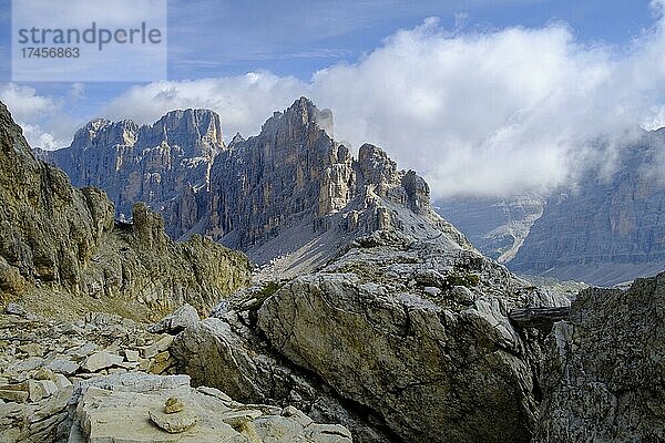 Aussicht vom Tunnelweg  Sentiero di Galleria  Lagazuoi  Passo Falzarego  Falzares  Belluno  Dolomiten  Veneto  Italien  Europa