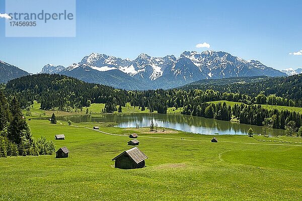 Heustadl auf Wiese am Geroldsee  Blick auf Karwendelgebirge im Frühling  Gerold  Bayern  Deutschland  Europa