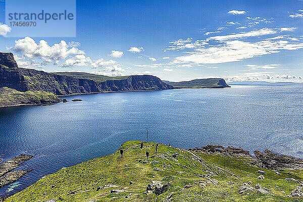 Blick von der Halbinsel Neist Point auf die Klippen der Westküste  Moonen Bay  Isle of Sky  Innere Hebriden  Schottland  Großbritannien  Europa