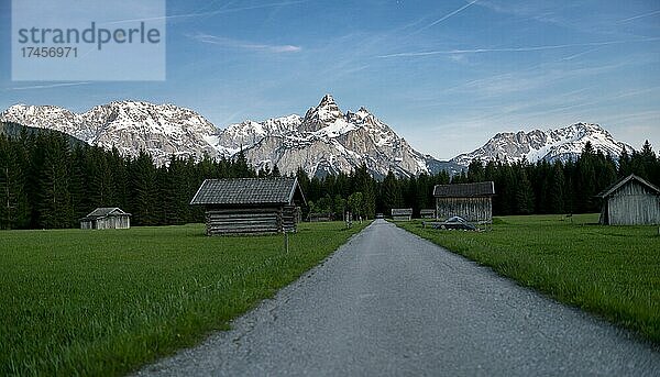 Weg und Wiese mit Heustadln  hinten Mieminger Berge mit Ehrwalder Sonnenspitze  blaue Stunde mit Sternenhimmel  bei Ehrwald  Tirol  Österreich  Europa