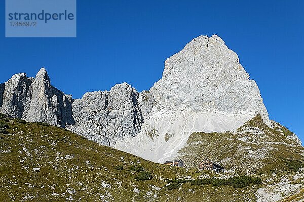 Lamsenjoch-Hütte  dahinter die Lamsenspitze  Karwendel-Gebirge  Tirol  Österreich  Europa