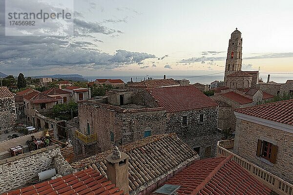 Blick über Altstadt auf Kirche Agioi Taxiarches  Abendlicht  Areopolis  Halbinsel Mani  Lakonien  Peloponnes  Griechenland  Europa