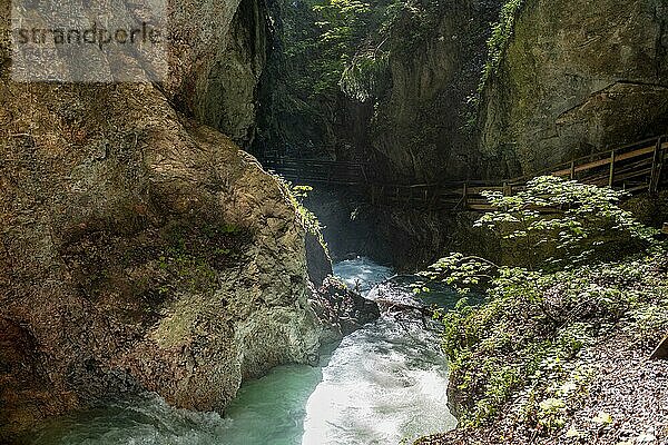 Weg an einer Felswand  Gebirgsbach fliest durch eine enge Klamm  Schlucht mit Fluss  Wolfsklamm  Stans  Tirol  Österreich  Europa