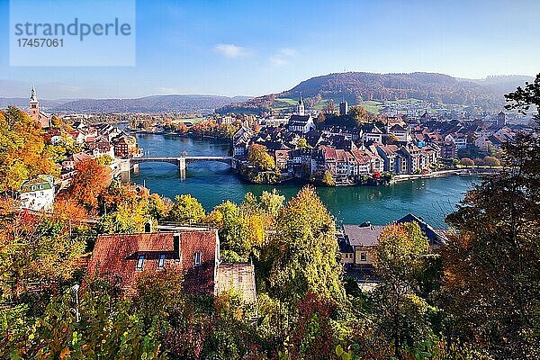 Ortsansicht Laufenburg im Herbst  Ausblick auf Altstadt und Fluss Rhein  Ländergrenze Schweiz und Deutschland  Kanton Aargau  Bundesland Baden-Württemberg