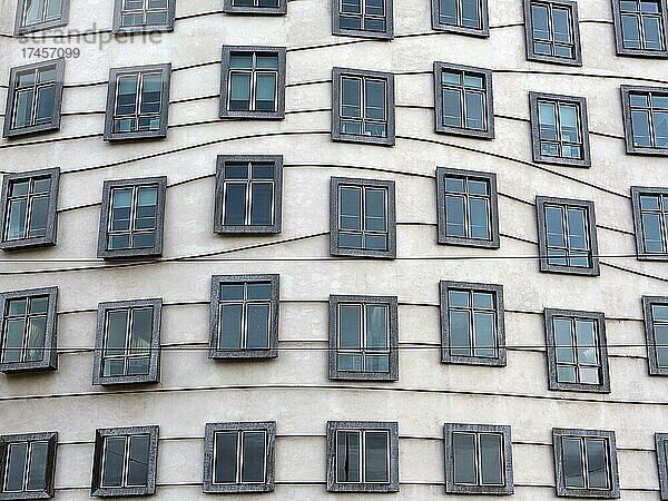 Fassade mit Fenstern  Tanzendes Haus  Bürogebäude Tan?ící d?m  Architekt Vlado Miluni? und Frank Gehry  Dekonstruktivismus  Prag  Böhmen  Tschechien  Europa