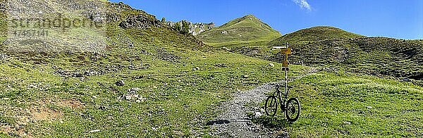 Aufstieg zur Parsennhütte und zum Panoramaweg mit e-Mountainbike  Davos  Graubünden  Schweiz  Europa