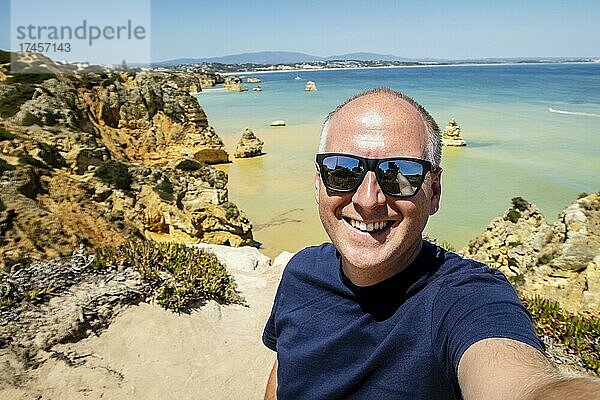 Tourist fotografiert sich an der berühmten Ponta da Piedade  Algarve  Portugal  Europa