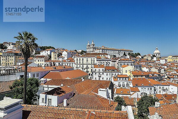 Ausblick auf die Altstadt von Lissabon  hinten Klosterkirche São Vicente de Fora  Stadtteil Alfama  Lissabon  Portugal  Europa