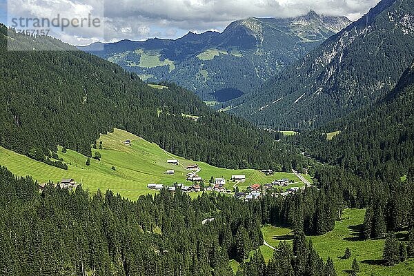 Ausblick ins hintere Kleinwalsertal  Baad  Allgäuer Alpen  Vorarlberg  Österreich  Europa