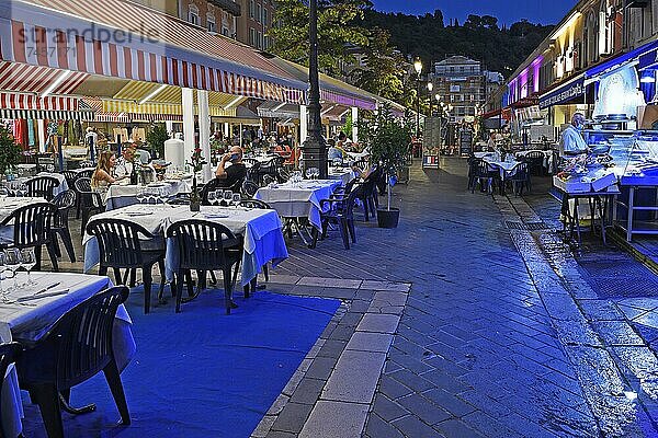 Abendliches Treiben mit Restaurants und Marktständen auf dem Cours Saleya  Innenstadt  Nizza  Département Alpes-Maritimes  Region Provence-Alpes-Côte d?Azur  Frankreich  Europa